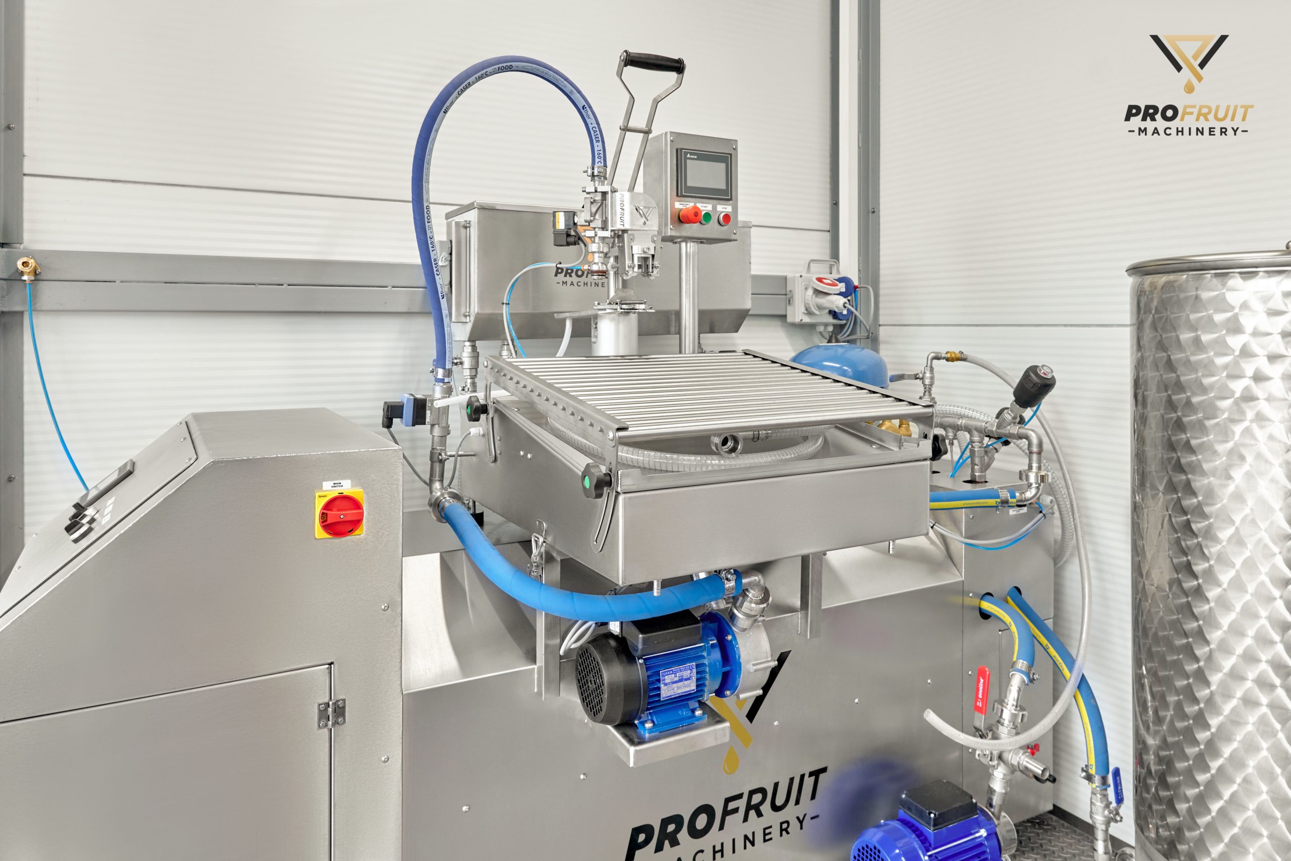 Semi automatic Bag in Box filler inside a mobile fruit processing line | ProFruit Machinery
