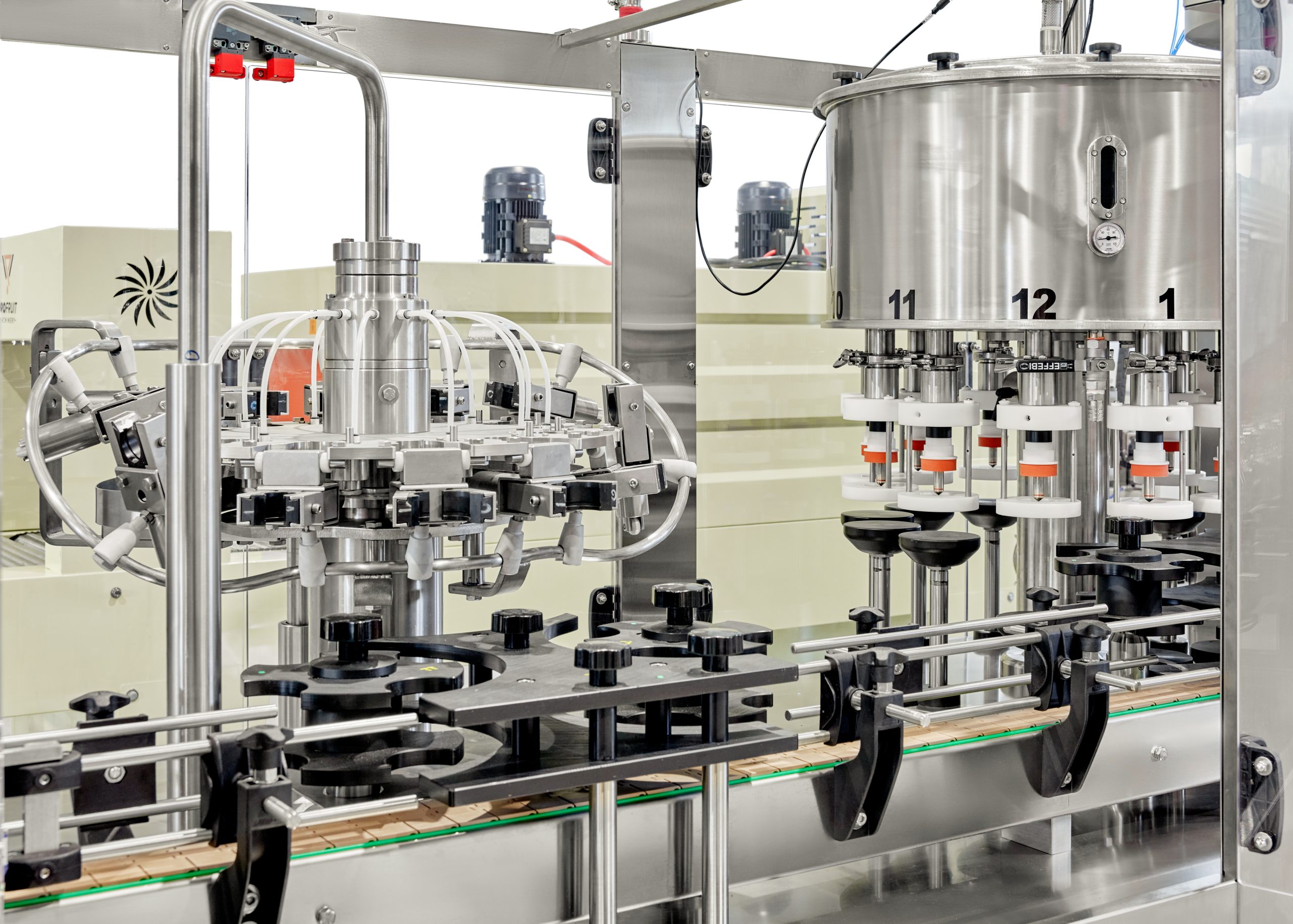 Rinsing and filling machine