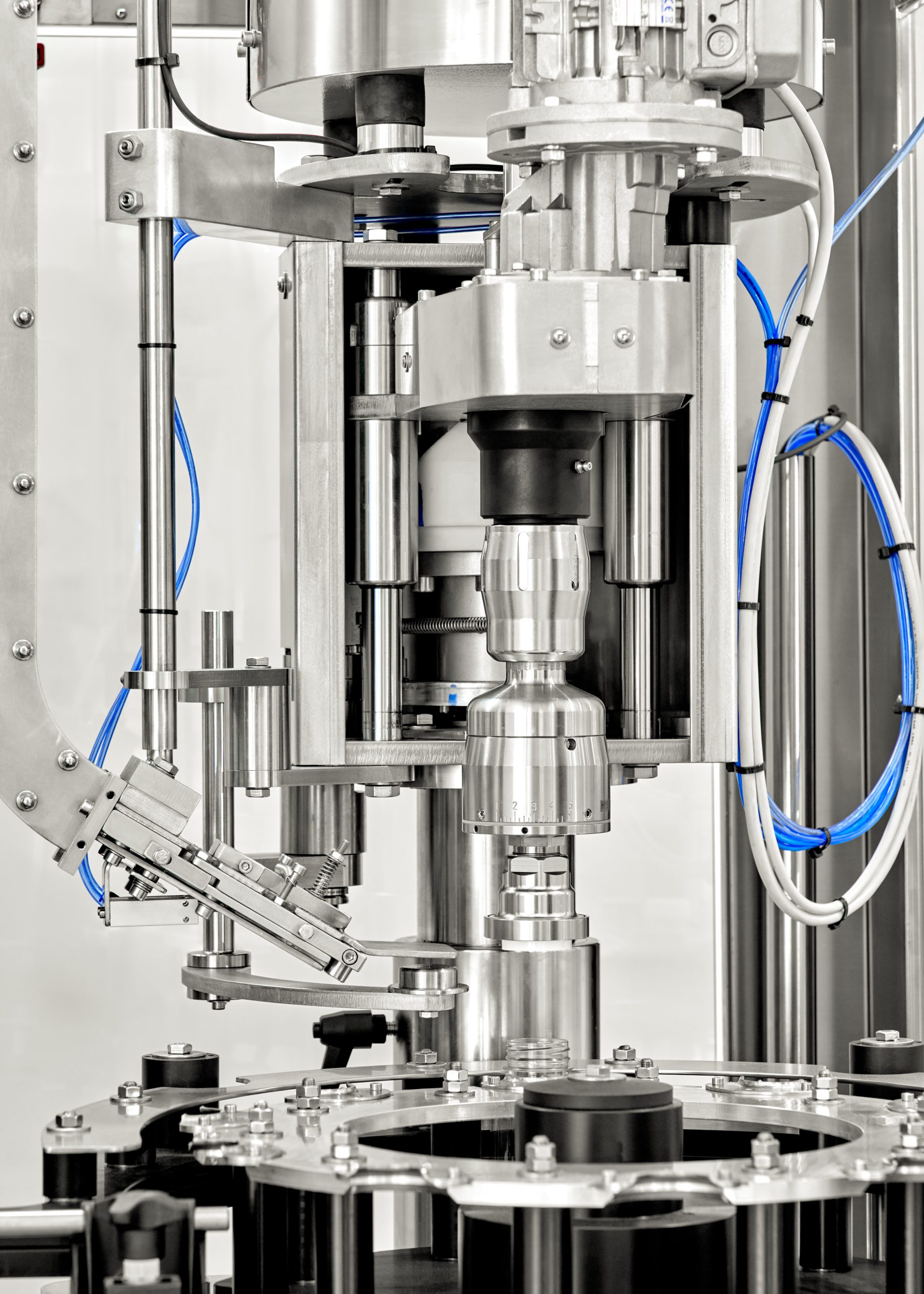 Automatic Monoblock capping bottles