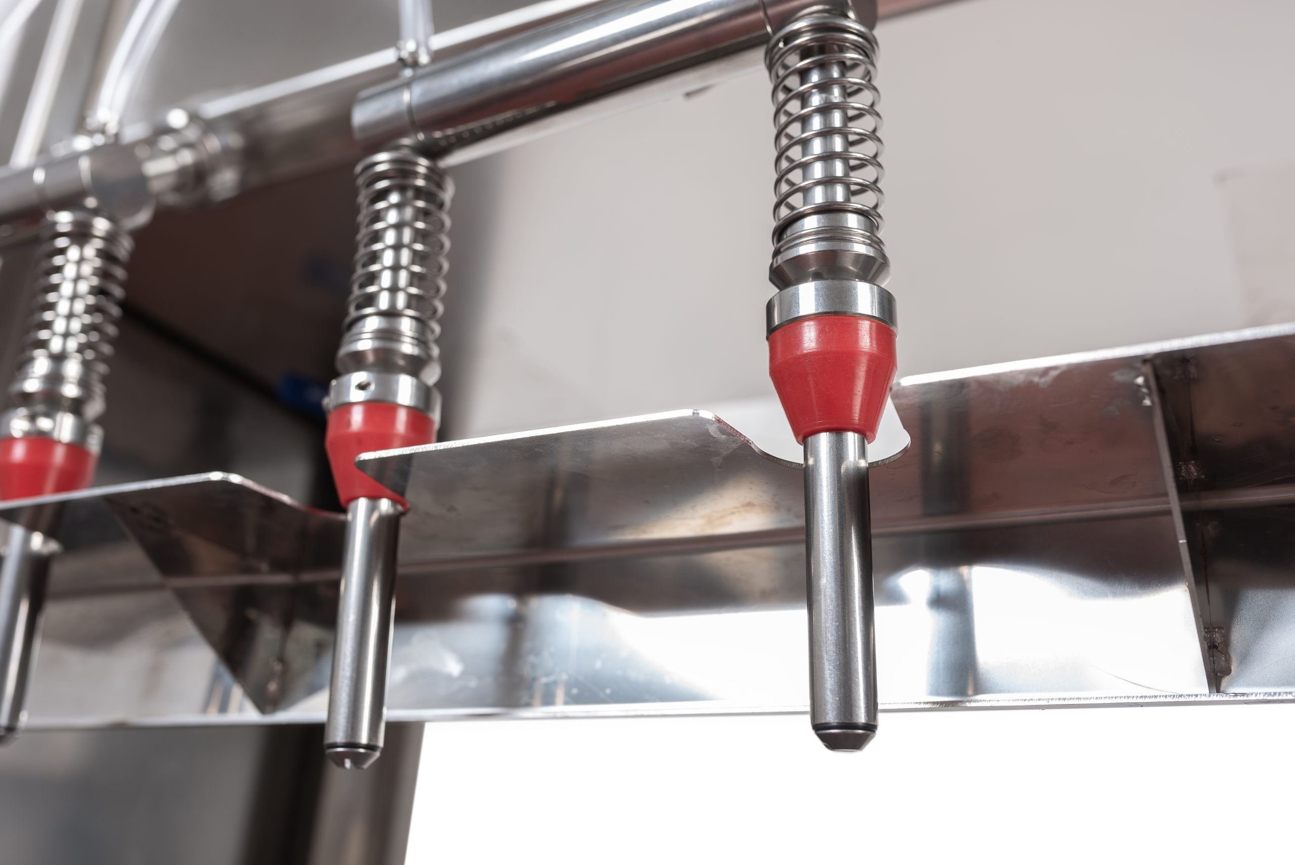 The filling heads from close of the bottle filler | ProFruit Machinery