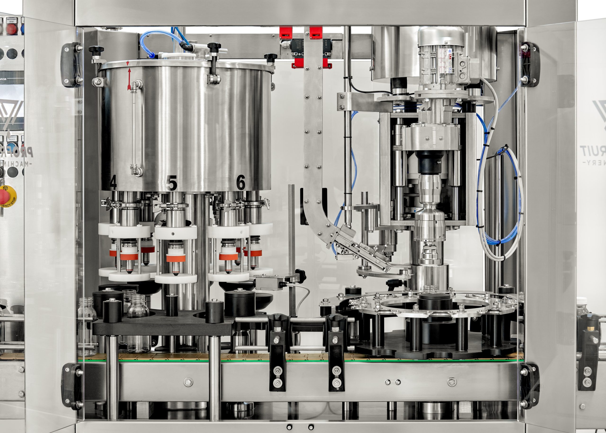 Automatic Monoblock filling and capping bottles